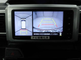 【パノラマモニター】上からの映像を表示。前後左右のカメラで合成し、運転席からの目視だけでは確認しにくい状況をリアルタイムで見晴らせます