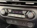 【オートエアコン】一度お好みの温度に設定すれば、車内の温度を検知し風量や温度を自動で調整。暑い&hellip;寒い&hellip;と何度もスイッチ操作をする必要はありません。快適な車内空間には必須の機能ですね♪
