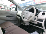 運転席の足元広々としているので運転しやすいです。