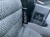 ISOFIX基準適合チャイルドシート固定装置付き。