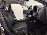 女性でも運転がしやすいように、シートの高さ調整機能(シートリフター)がついています。広い足元にゆったり座れるシートには肘掛も装備しており長距離の運転でも疲れにくいシートです。