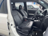 運転席まわりには十分なスペースがあり、大柄な方でもゆったり運転していただける環境です。