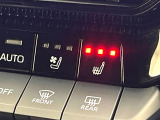 【シートヒーター&ベンチレーション】夏場は涼しい風でお尻や背中の熱やムレを防ぎ、冬はエアコンよりも早く温まってポカポカに!季節を問わず快適に過ごせます。