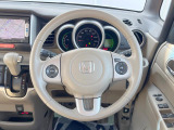 インテリアに合わせたデザインのステアリングは、運転される方のことも考え、運転しやすい形状、大きさです。是非一度、実際に触ってお確かめください。