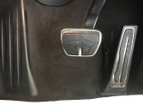 【ペダル】BMWはオルガン式アクセルペダルを採用しています。踏み込む足とペダルが同じ軌跡を描くため、かかとがずれにくく、アクセルコントロールがよりしやすくなるメリットがあります。
