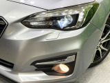 【LEDヘッドライト】悪天候や夜間走行時も良好な視界を確保し安心して運転できる高輝度LEDヘッドライトを装備!点灯速度が早く、消費電力も抑えられています。
