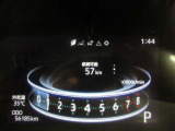 ディスプレイには、平均燃費、外気温、航続可能距離などの情報が表示されます。