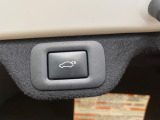 【パワーバックドア】スマートキーや運転席のボタンを押すだけでリアゲートが自動で開閉します!荷物を持っている時や、高い位置にあるバックドアを閉める際に便利な機能です♪