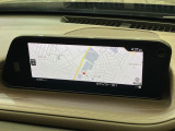 【8.8インチマツダコネクト】車内の雰囲気にマッチした大型のディスプレイ。スマホ接続でのナビ使用やBluetooth再生等、様々な機能が楽しめます。直感的なダイヤル操作が可能で、使い勝手も良好です。