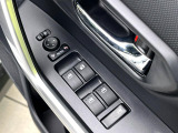 【電動格納ミラー】サイドミラーは電動格納式となっており、狭い駐車場でもキズがつくリスクを抑えられます。