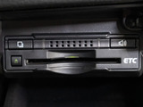 コンソール内一体型のビルトインETC装備!見た目の部分も良いですが、ETCカードの盗難防止になる設置箇所です!料金所の渋滞回避!時間帯・日によって料金の軽減を受けられます!ストレス知らずのドライブ!