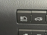 【AHB:オートマチックハイビーム】クルマに搭載されたシステムが、先行車や対向車の存在のほか周囲の明るさを検知し、ハイビームとロービームを自動で切り替える機能です。