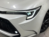 【LEDヘッドライト】悪天候や夜間走行時も良好な視界を確保し安心して運転できる高輝度LEDヘッドライトを装備!点灯速度が早く、消費電力も抑えられています。
