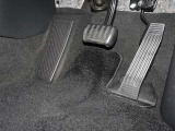 運転席アクセル・ブレーキペダル