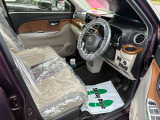 運転席はこちらです。プライベートな車内なのでリラックスできる空間を。
