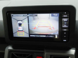 【パノラマモニター】上からの映像を表示。前後左右のカメラで合成し、運転席からの目視だけでは確認しにくい状況をリアルタイムで見晴らせます
