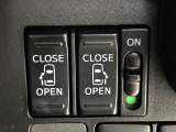 【両側スライドドア】駐車場で隣の車との間隔が狭く乗りにくい時、スライドドアなら安心!ドアオープン時も幅を取らず、開口部が広いので乗り降りがとっても簡単です。大きな荷物の出し入れも後席から可能♪