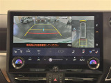 【パノラミックビューモニター】自車周辺をぐるりと俯瞰できるカメラで危険を察知。「床下透過機能」付で、駐車場の白線などにまたがった場合でも画面を見れば一目瞭然です。