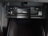 運転席お膝元にETCカード挿入口がございます。