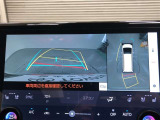 【パノラミックビューモニター(床下透過表示機能付)】クルマを上から見たような画像をディスプレイに表示し、運転席から確認しにくい箇所も確認できます。車両直下及びタイヤ付近のアンダーフロアの確認も可能です