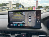 【全方位型モニター】クルマを上空から見下ろしているかのように、直感的に周囲の状況を把握できる全方位型モニター。狭い場所での駐車でも周囲が映像で確認できます。