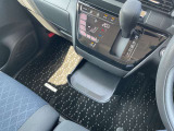 センターにトレイがついているので小物などを置くことが出来て便利です