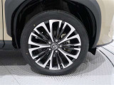 タイヤサイズは(215/50R18)で純正アルミホイールです。