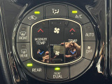 【左右独立温度コントロール式フルオートエアコン(DUAL/SYNC)】運転席側と助手席側でそれぞれ自由に温度設定ができ、快適な風量やモードなどを自動調整します!