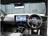 デザインもよく、居心地のよい運転席ですね。分かりやすいスイッチ類ですから操作もしやすく運転をサポートします。