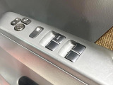 【電動格納ミラー】サイドミラーは電動格納式となっており、狭い駐車場でもキズがつくリスクを抑えられます。