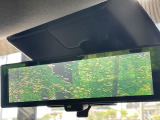 【インテリジェントルームミラー】後席の大きな荷物や同乗者で後方が確認しづらい時でも安心!カメラが撮影した車両後方の映像をルームミラー内に表示。クリアな視界で状況の確認が可能です!