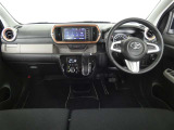 運転席・助手席を入れたインストルメントパネル全体画像です。