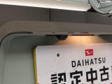 後退時に車両の後ろ側をモニター画面に表示します。車庫入れなどでバックする際に後方確認ができて便利です。車庫入れが苦手な人もこれで安心。