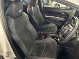 運転席の画像です。足元やシートまわりに余裕があり、リラックスした姿勢で運転が可能です。視界も良好で操作系へのアクセスもしやすく、快適で安心感のあるドライブをサポートします。