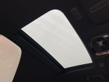 【サンルーフ】開放感たっぷりの希少装備、サンルーフが装着されています!車内に明かりを取り入れたり景色を楽しむ以外にも、車内の空気も簡単に換気できて快適です!