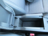 運転席と助手席の間!肘掛にも☆