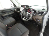 シンプルで使いやすいデザインの運転席です。
