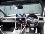 デザインもよく、居心地のよい運転席ですね。分かりやすいスイッチ類ですから操作もしやすく運転をサポートします。
