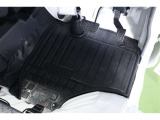 フロアマット標準装備。車内を清潔に保ちます。