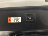 【パワーバックドア】開閉スイッチが車両側面両側に配置されています。車両の横に立って操作でき、ドア開度も確認しやすい!任意の位置でドア位置を停止できるので、後ろに壁があるシーンでも安心です。