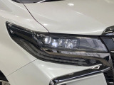 【LEDヘッドライト】悪天候や夜間走行時も良好な視界を確保し安心して運転できる高輝度LEDヘッドライトを装備!点灯速度が早く、消費電力も抑えられています。