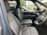 高いホールド性で運転姿勢が安定します。長距離ドライブでも疲れにくいのが魅力です。快適なドライビングライフをお送りください♪