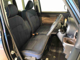 運転席の座面高さを調整できるシートリフターが付いています。フロントシートはベンチシートを採用で、座面も広く使い勝手もいいですよ♪