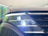 【LEDヘッドライト】悪天候や夜間走行時も良好な視界を確保し安心して運転できる高輝度LEDヘッドライトを装備!点灯速度が早く、消費電力も抑えられています。