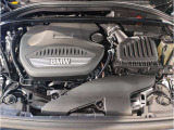 【BMWエンジン】革新的なガソリン・エンジン・テクノロジーによる高性能かつ高効率。レスポンスの良いパワーを発揮。常にスムーズな吸気を実現しアクセル開度にダイレクトに反応しドライビングを楽しく演出。