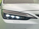 【三眼LEDヘッドライト】スタイリッシュな見た目の三眼LEDヘッドライトを装備♪スタイルだけでなく、夜間の走行も視界良好で安心してお乗りいただけます。