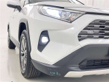 フォグランプ装着車です。暗い夜道の車両前方を明るく照らします