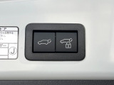 【パワーバックドア】スマートキーや運転席のボタンを押すだけでリアゲートが自動で開閉します!荷物を持っている時や、高い位置にあるバックドアを閉める際に便利な機能です♪