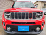 伝統の7スロットグリルを採用。ひと目でJeepと分かる象徴的なデザインが、SUVらしい力強さと存在感を演出します。丸型ヘッドライトとの組み合わせにより、遊び心のあるフロントフェイスに仕上がっています。
