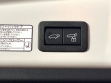 【パワーバックドア】スマートキーや運転席のボタンを押すだけでリアゲートが自動で開閉します!荷物を持っている時や、高い位置にあるバックドアを閉める際に便利な機能です♪